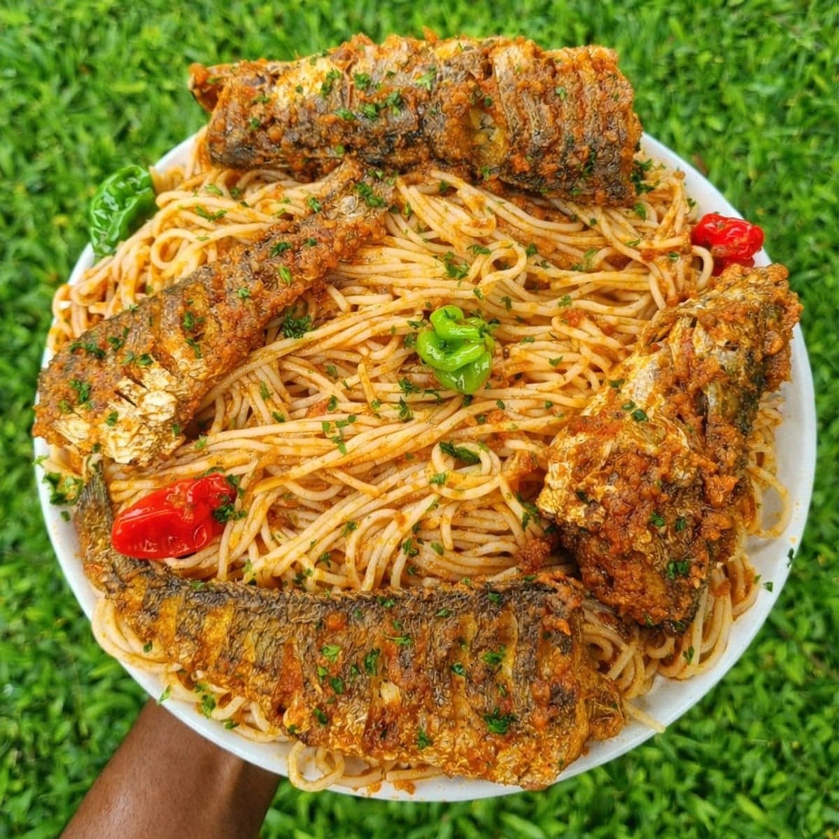 Spaghetti sauté au poisson frit : recette fusion