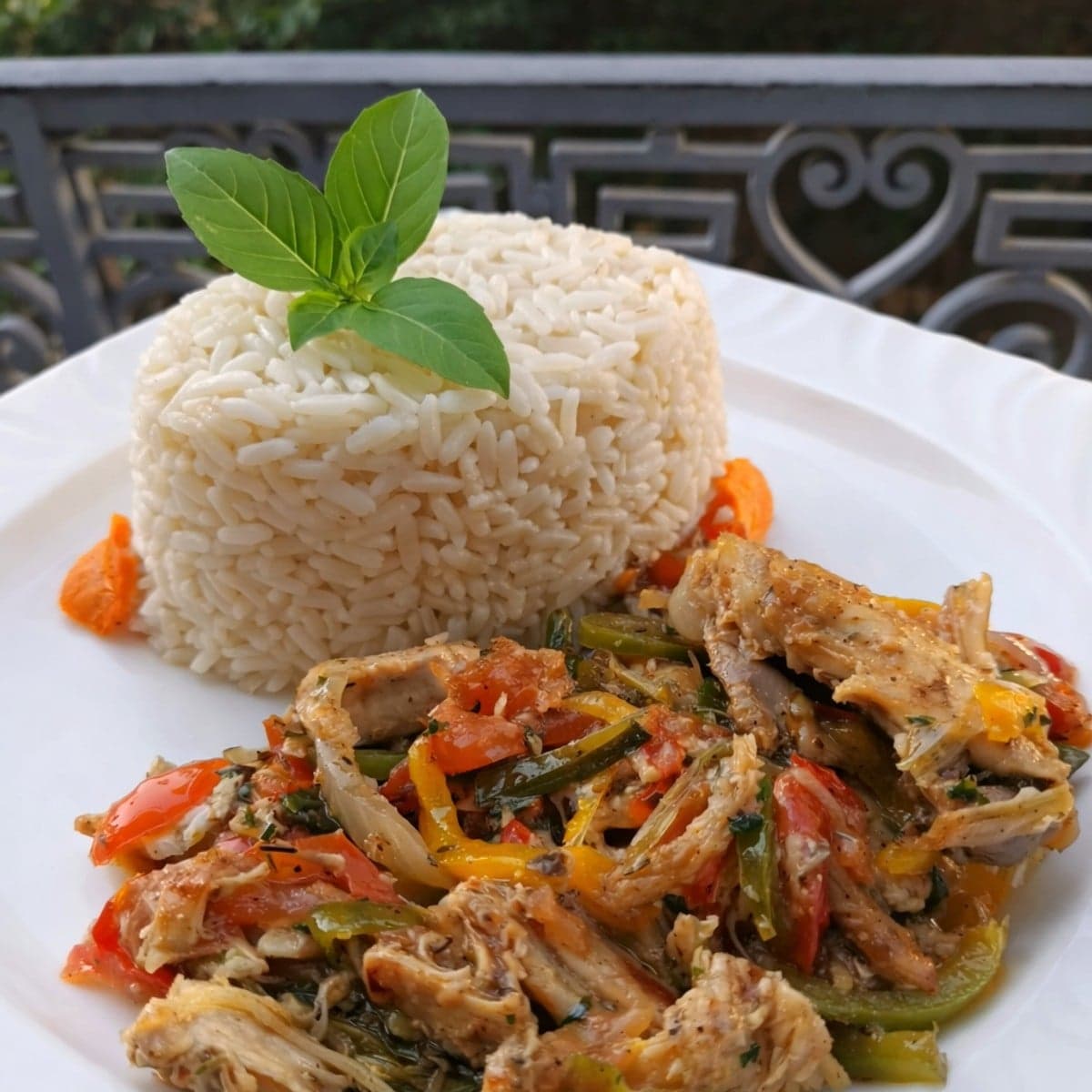 Blanc de poulet aux légumes et dôme de riz : recette