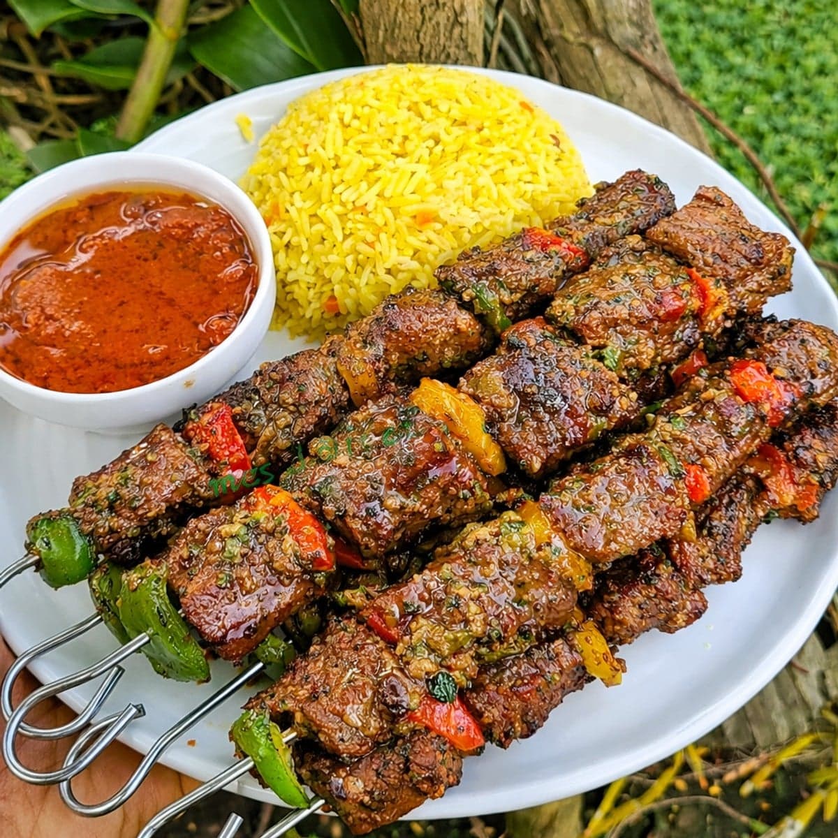 Brochettes de mouton et riz jaune : recette parfumée