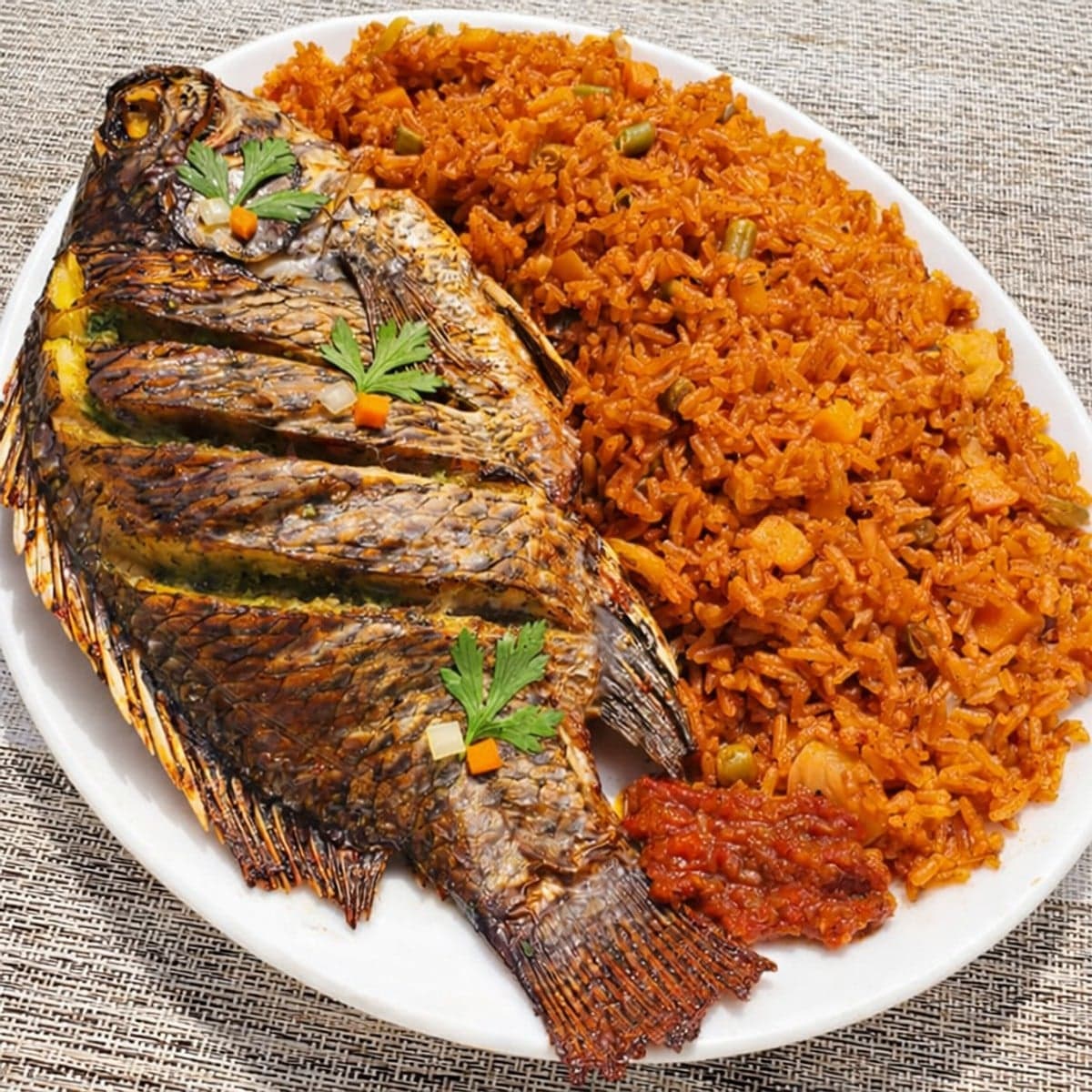 Jollof Rice aux légumes accompagné de poisson braisé au four