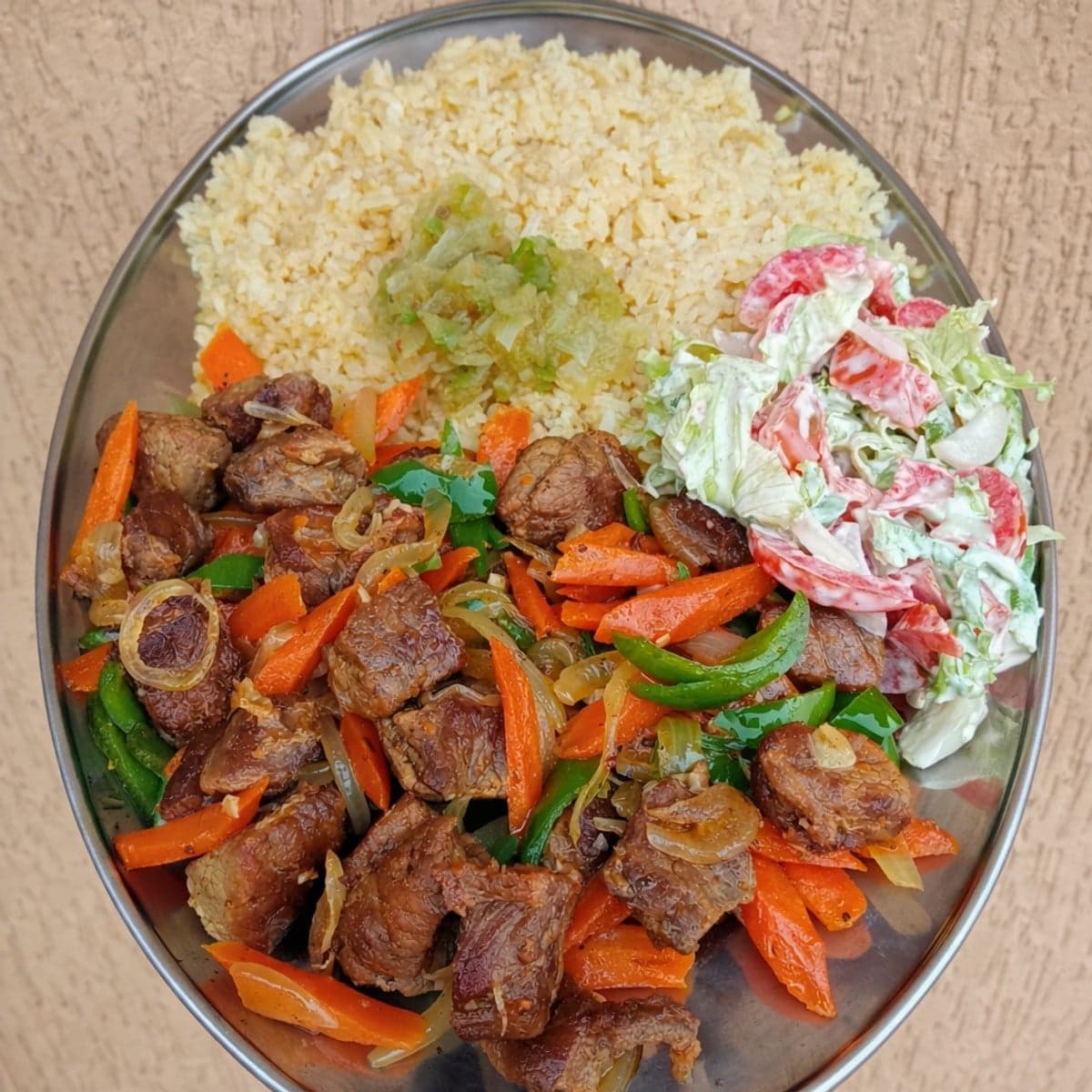 Riz au gras parfumé et viande de bœuf sautée aux légumes