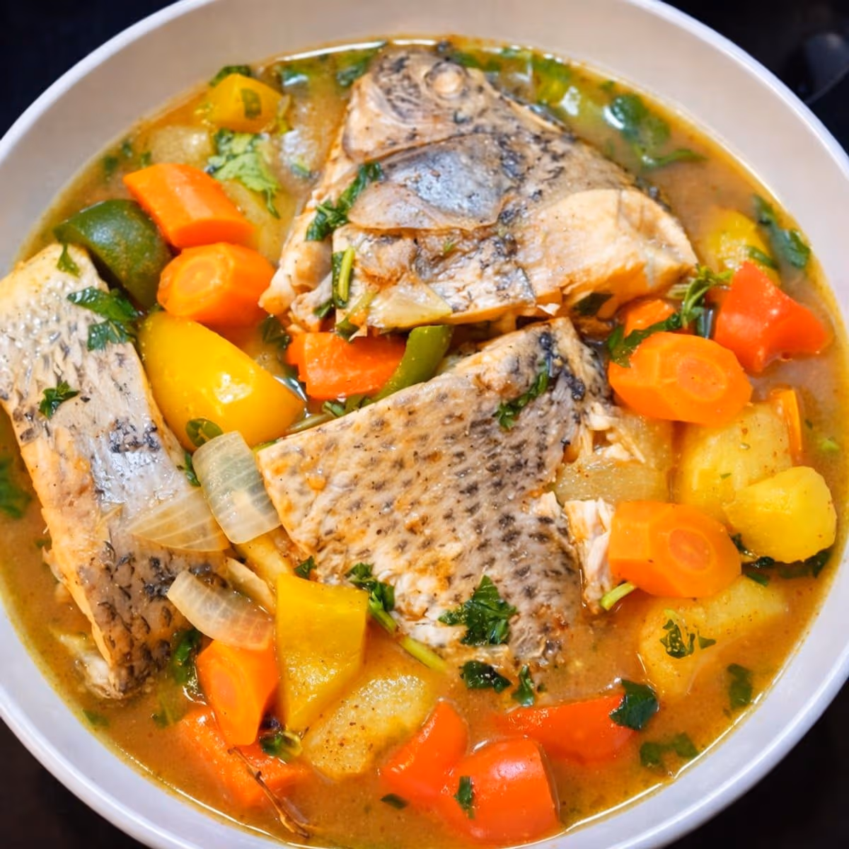 Bouillon de poisson, pommes de terre, poivrons et carottes : recette africaine
