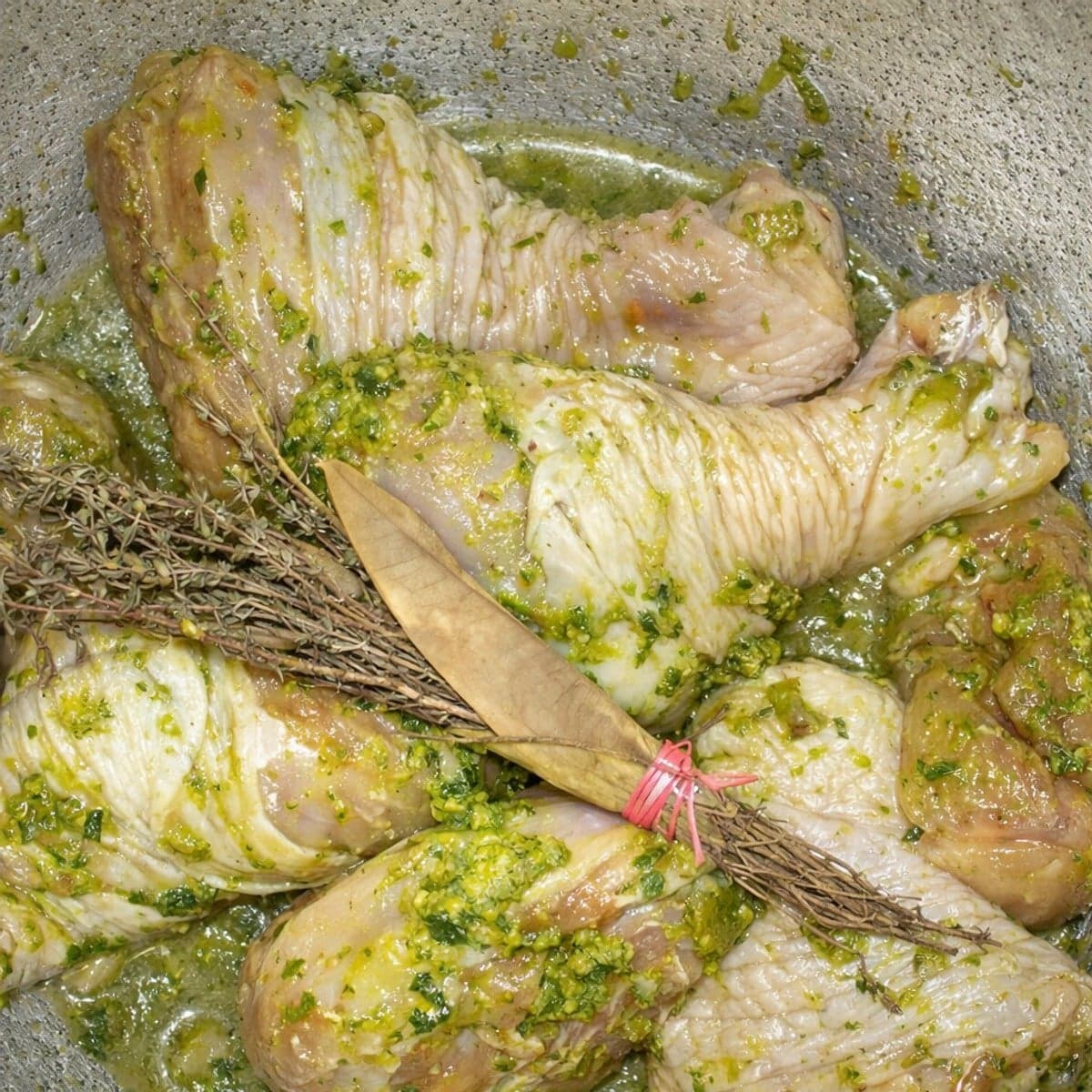 Comment préparer un poulet juteux et bien assaisonné : astuces essentielles