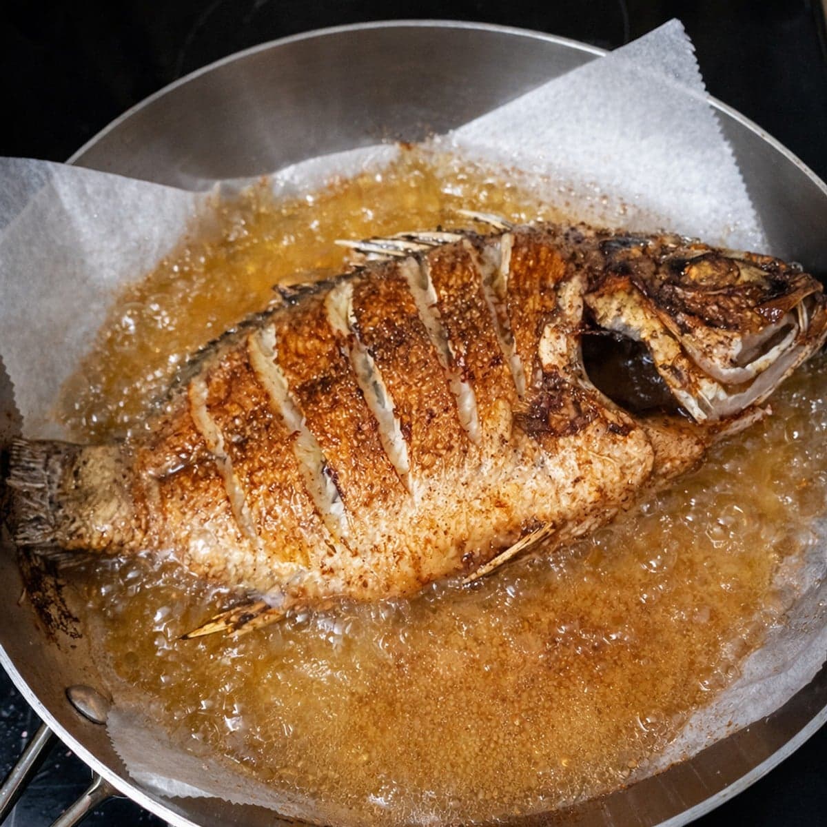 Adieu Poisson Collant : L’Astuce Ultime pour une Cuisson Parfaite à la Poêle