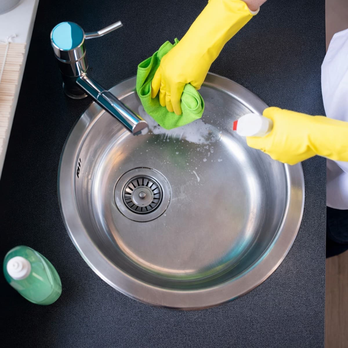 Évier en Inox Éclatant : Secrets et Astuces de Nettoyage Professionnel