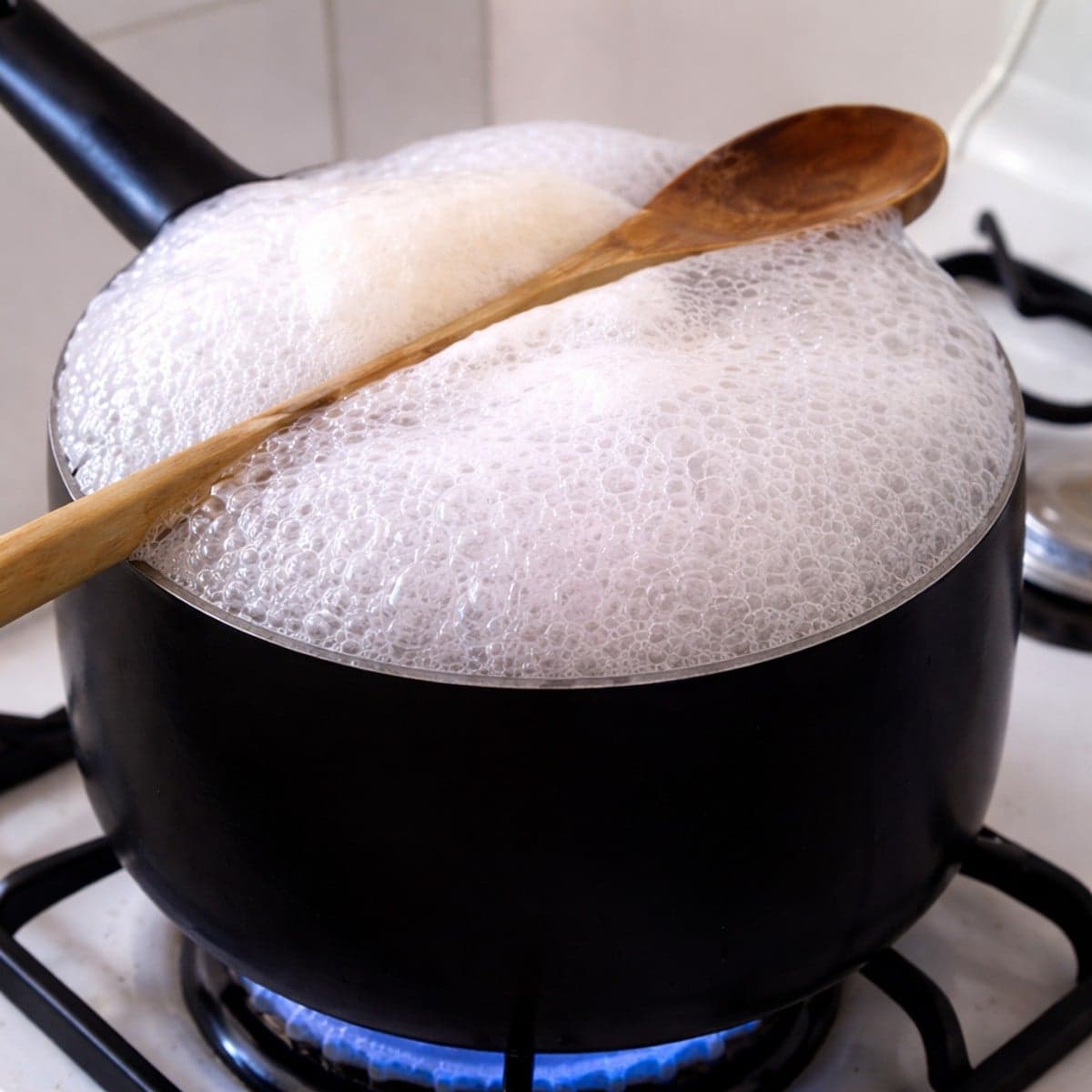 Stop aux Débordements ! Astuces Simples pour une Casserole Maîtrisée