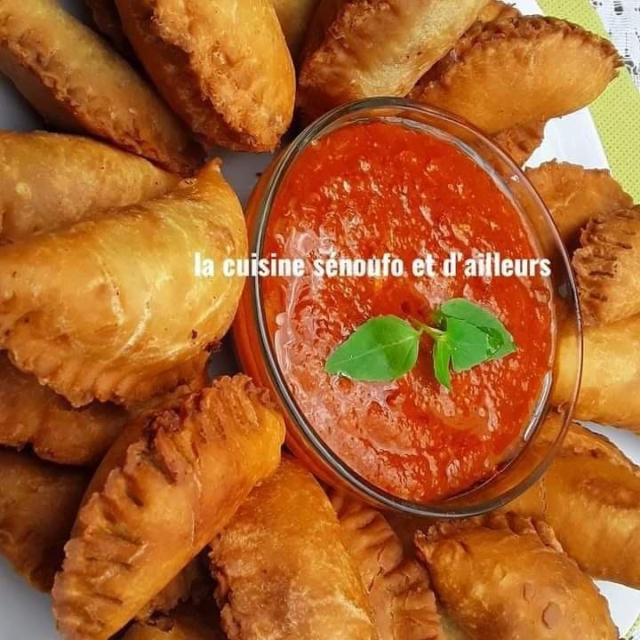 Pastel (pili pili) croustillant au maquereau avec son piment