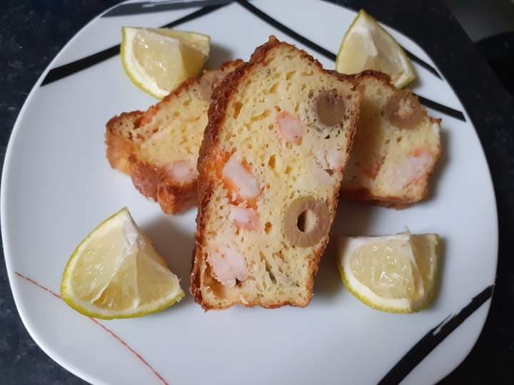 Cake aux crevettes, ricota et olives