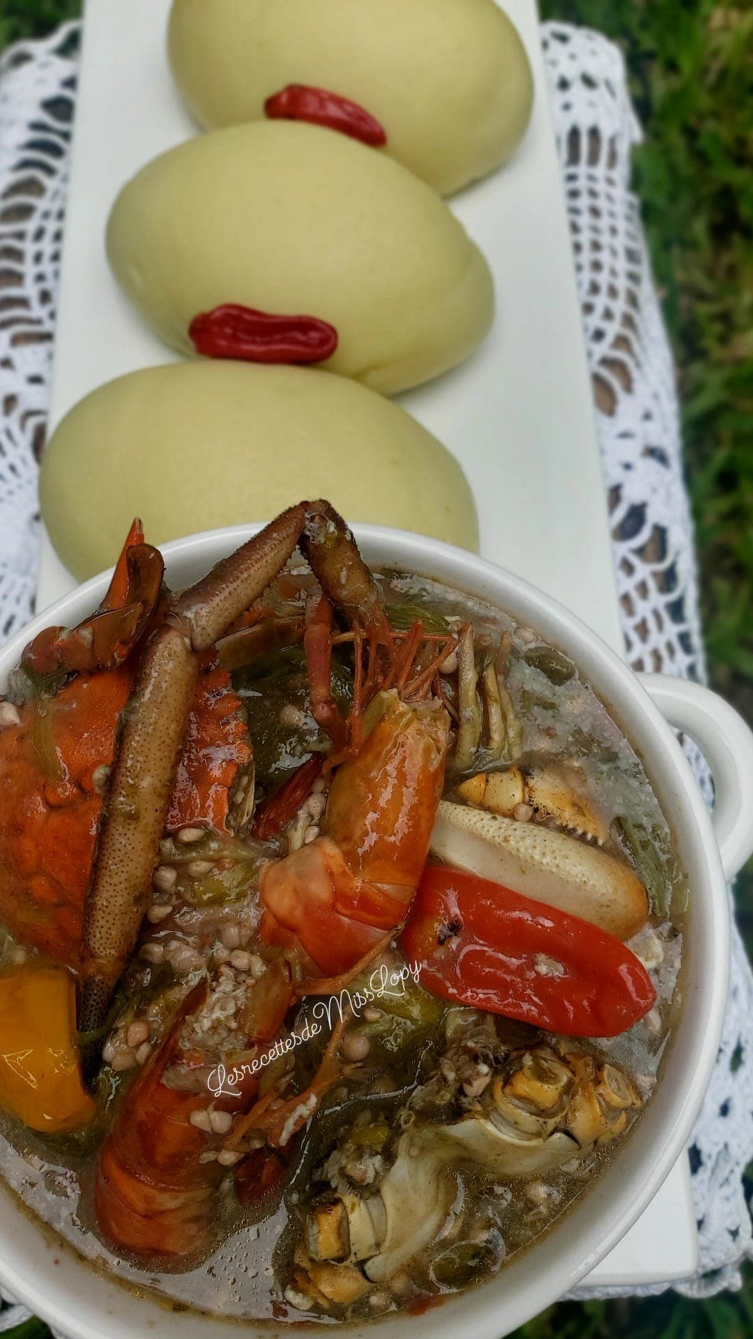 Sauce gombo sauvage ou gblo-gblo viande fumée et ces crustacés