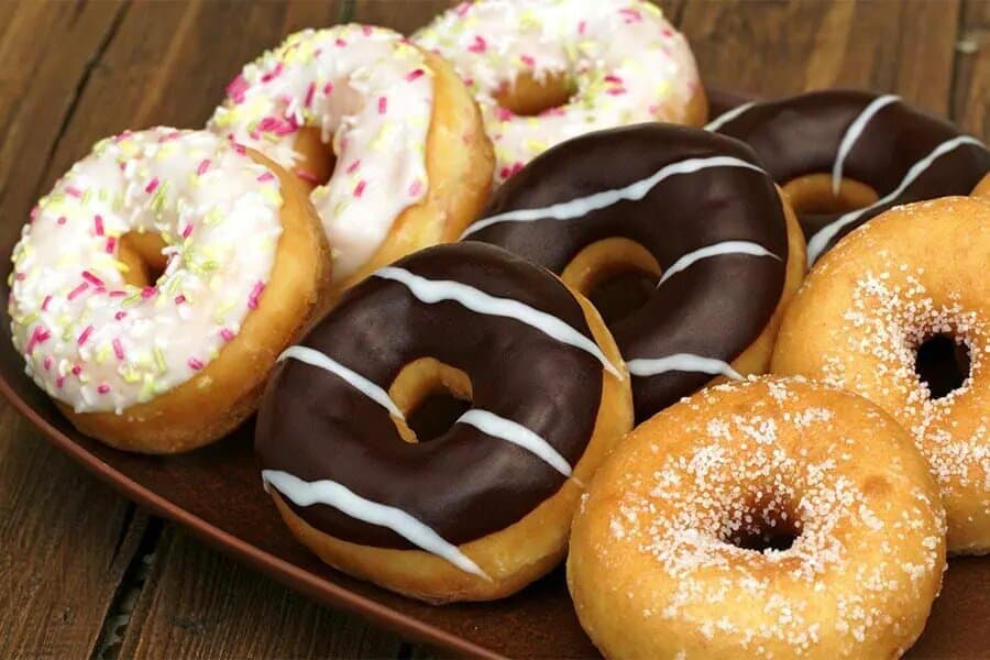 Petits beignets nappés de nutella, caramel beurre salé et glaçage royal.