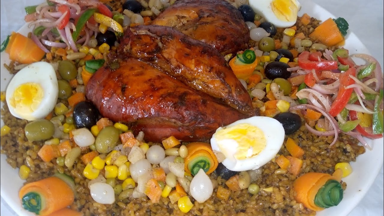 Riz à la viande et crudités