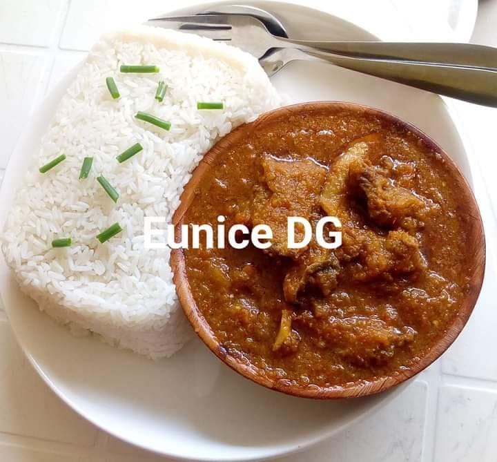 Sauce Tomate Nigériane au Bœuf et Tripes, accompagnée de Riz parfumé !