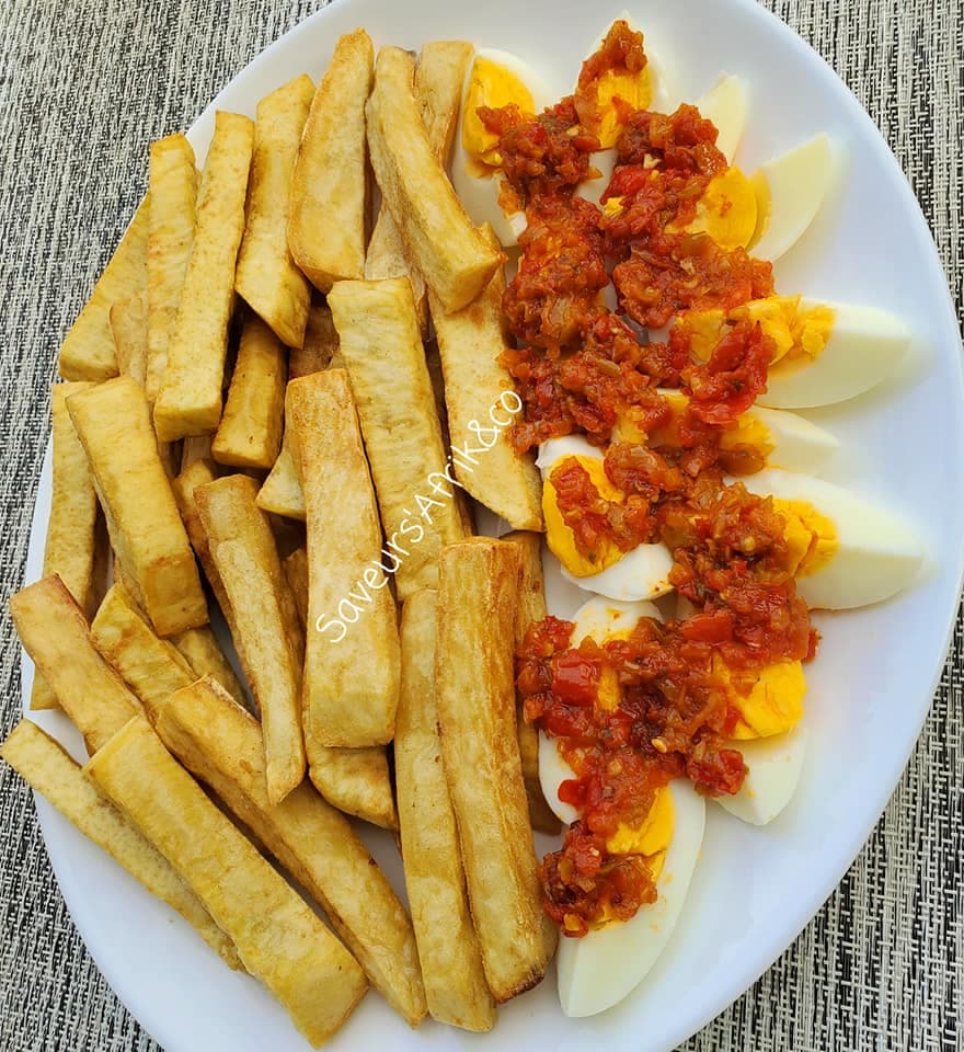 Igname frit feat œufs durs accompagné de pâte de piment
