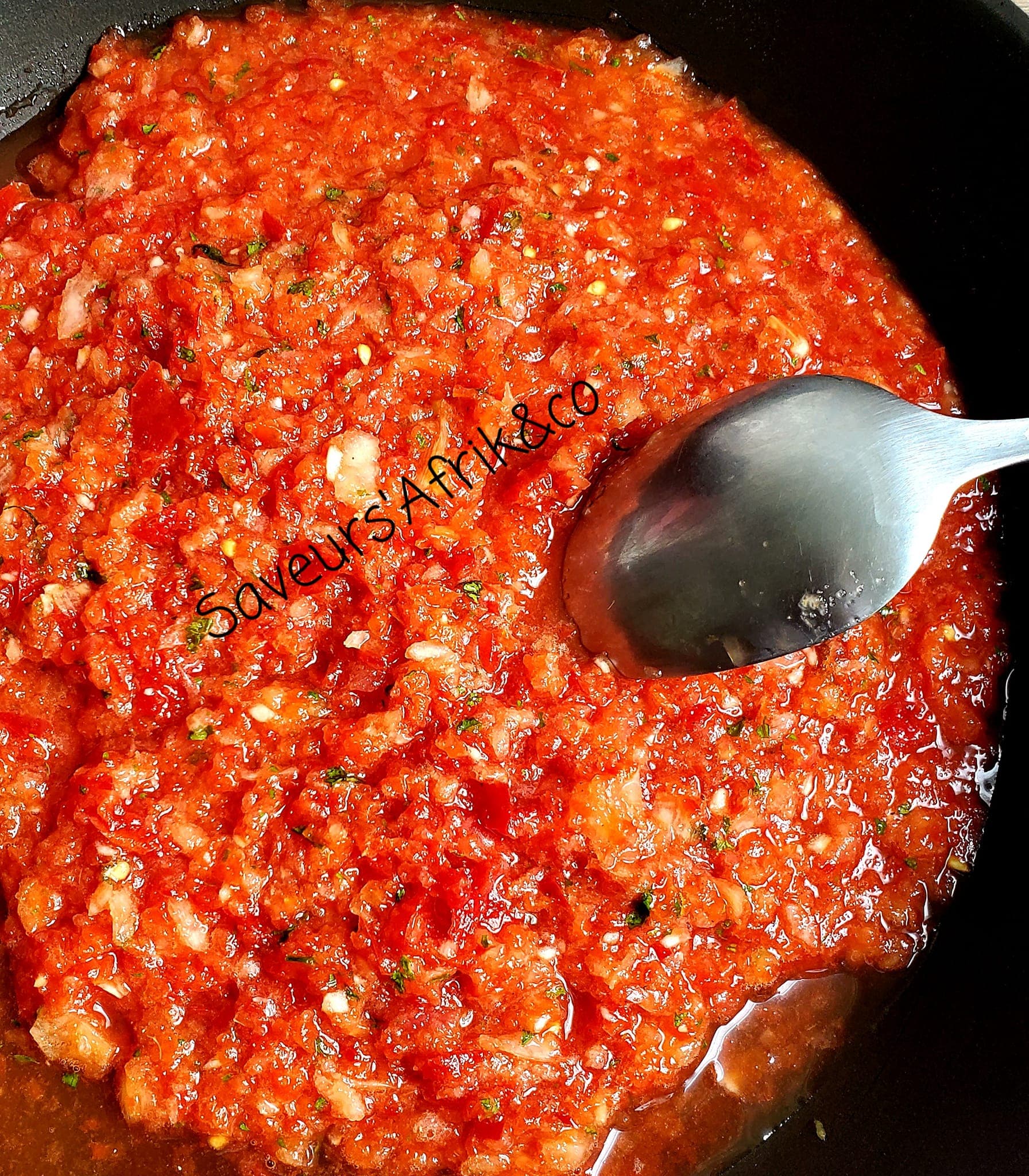 De la sauce tomate pour accompagner les plats.