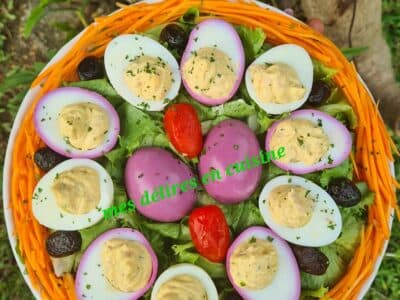 Oeufs mimosa coloré sur son nid de laitue by lolo