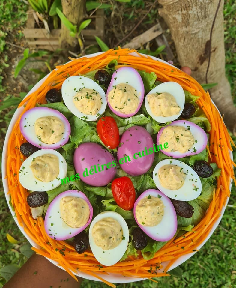 Oeufs mimosa coloré sur son nid de laitue by lolo