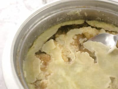 L’astuce parfaite pour enlever l’excédent de gras d’un plat