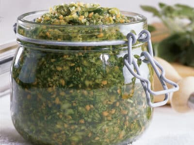 Hacher les herbes ou condiments avec du sel.