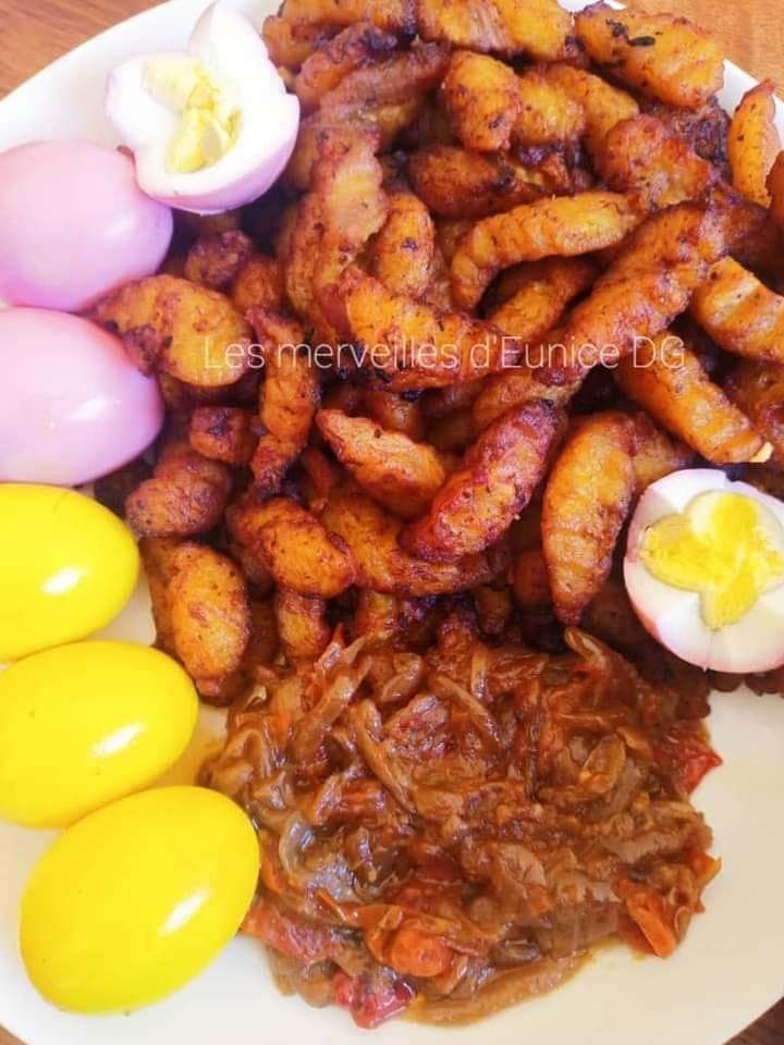 bananes plantain frit) avec ses oeufs durs colorés au curcuma et à la betterave.