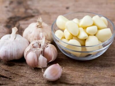 Comment éplucher les gousses d’ail?