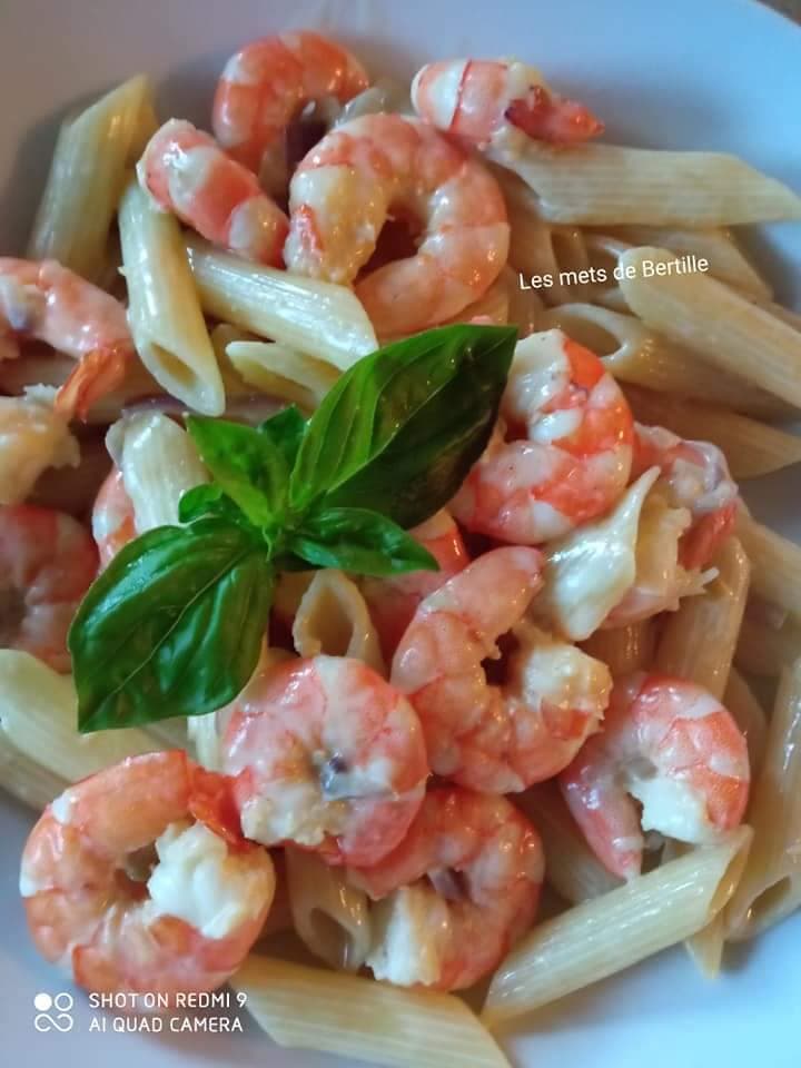 Pâtes aux crevettes et à la crème fraîche très délicieuse