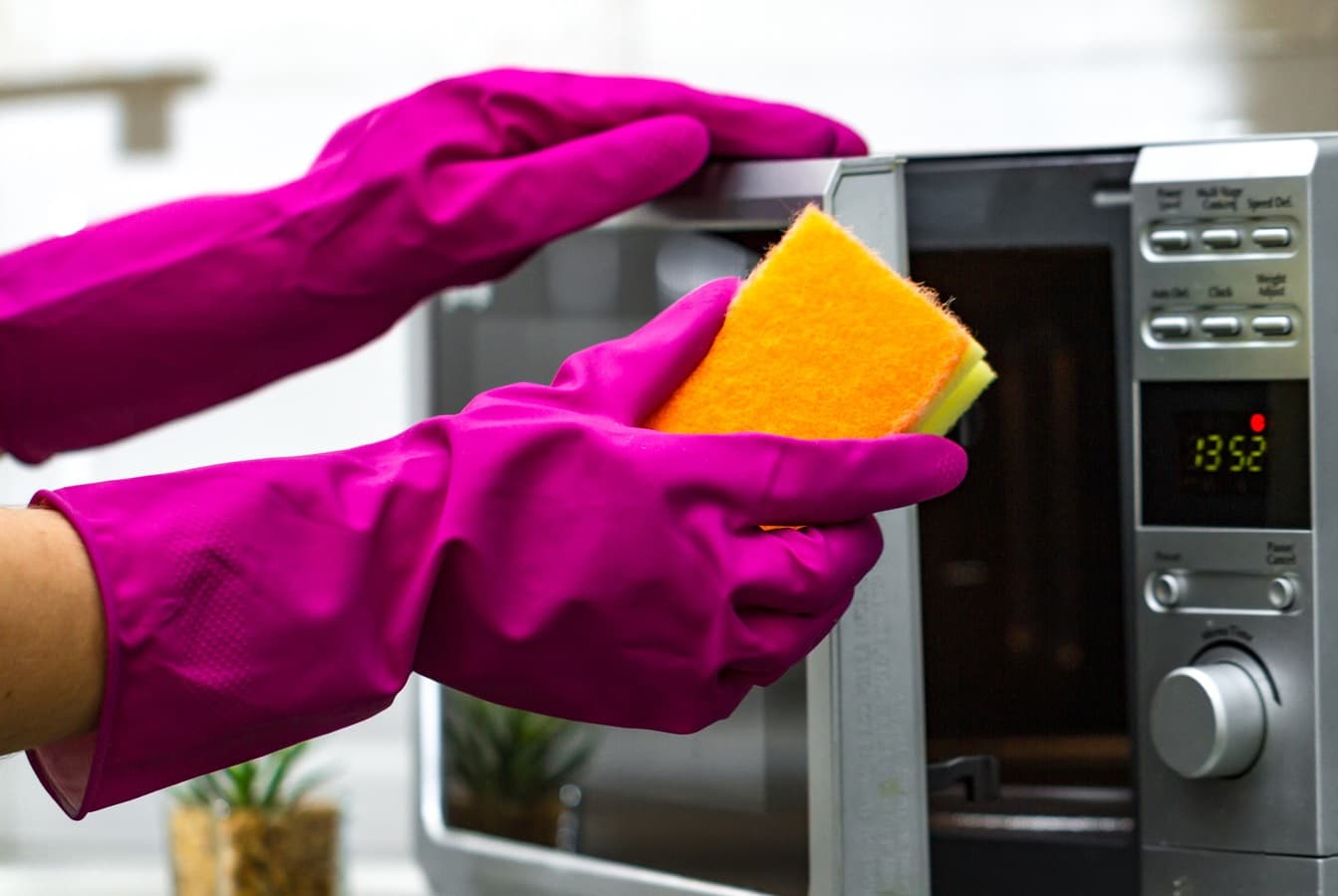 Comment nettoyer l’intérieur du micro-onde, voici plusieurs façons .
