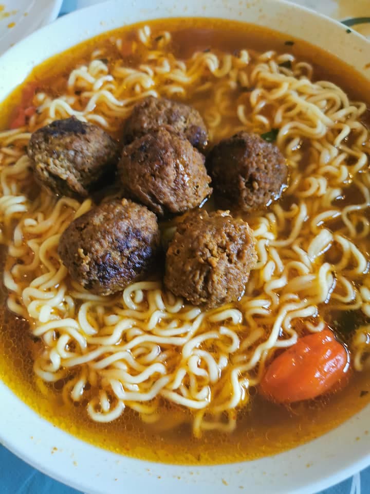 Bouillon de nouille chinois, avec des boulette de bœuf