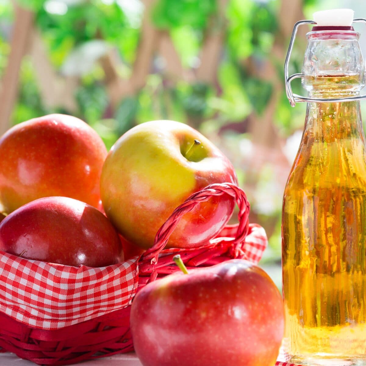 Un piège à moucherons à base de vinaigre
