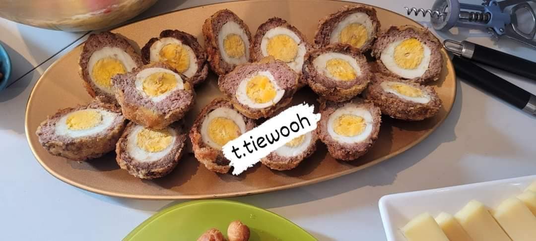 Des oeufs dinausaure ( farcis à la viande hachée)