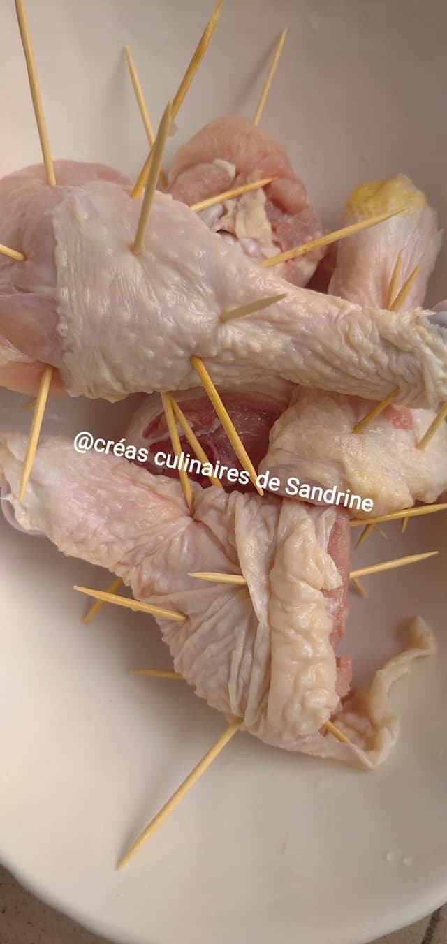 Astuce très simple mais efficace pour permettre à l’assaisonnement de bien rentrer dans la chaire de poulet