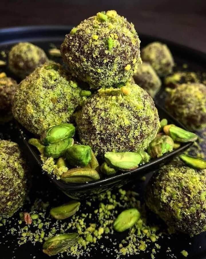 Truffes fondantes chocolat noir et pistache croquante