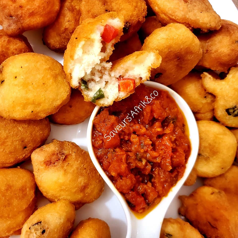 Beignets d’haricots ou sôssôfroufrou ou Gaou, Niébè ou Akara accompagnés de sa sauce tomate