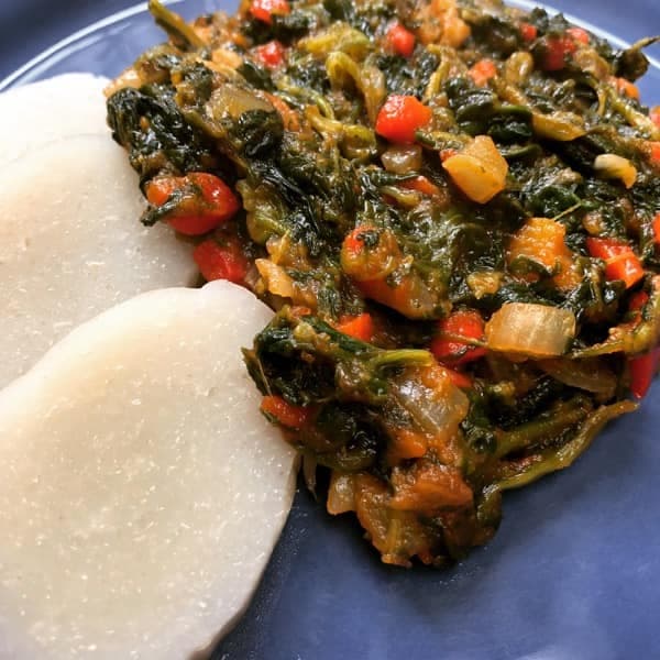 Chikwangue et sauce épinards : recette congolaise facile