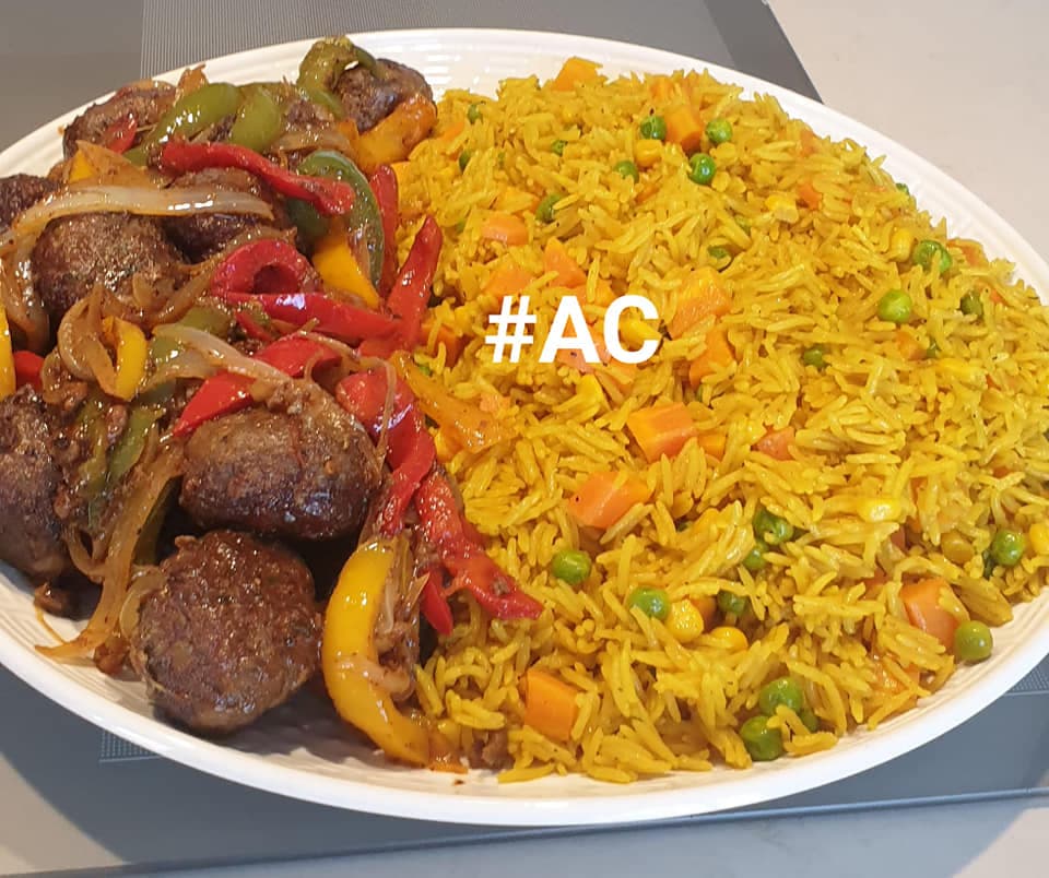 Boulettes de bœuf dorées et riz aux légumes : un plat coloré et savoureux