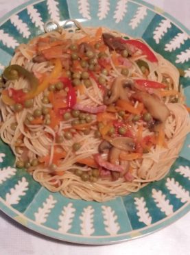 Spaghetti aux légumes et aux lardons