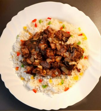 Riz blanc au trois poivrons et veau rôti aux petits oignons citronnés