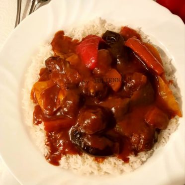  »Domada »,sauce tomate épaissit aux boulettes de poisson