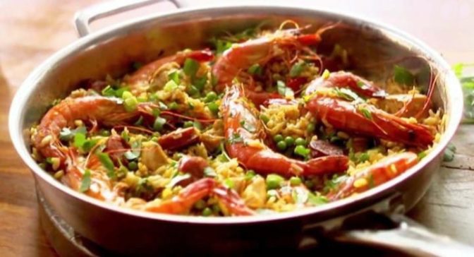 Paella au poulet et aux crevettes