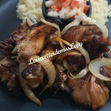 Poulet braisé accompagné d’attiéké