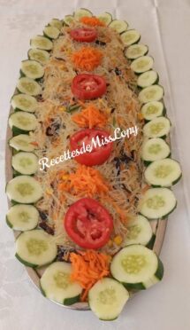 Salade de vermicelles chinoises servie avec une sauce rose
