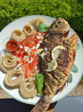 Dorade grise à la poêle avec miondos et salade de tomates et oignons