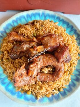 Du riz gras au poulet.