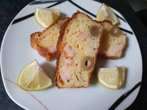 Cake aux crevettes, ricota et olives
