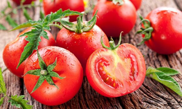 3  différentes manières d’éplucher les tomates.