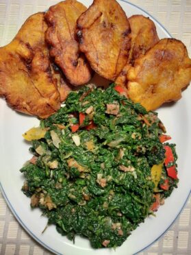 Epinards sautés et plantain mûr tapé