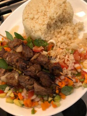 Brochettes de mouton contre attieké
