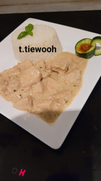 Poulet  à  la sauce crème / dôme  de riz