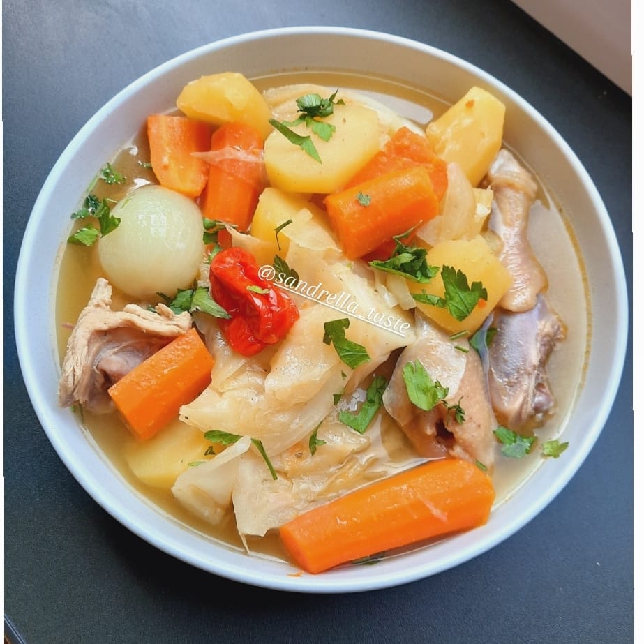 Bouillon, de poulet aux légumes bien épicé. Cuisine de Chez Nous