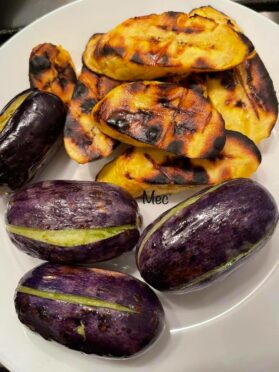 Des prunes braisées aux bananes plantain