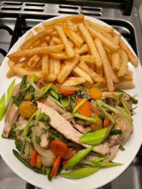 Frites de pommes et poêlée de blanc de dinde aux légumes.